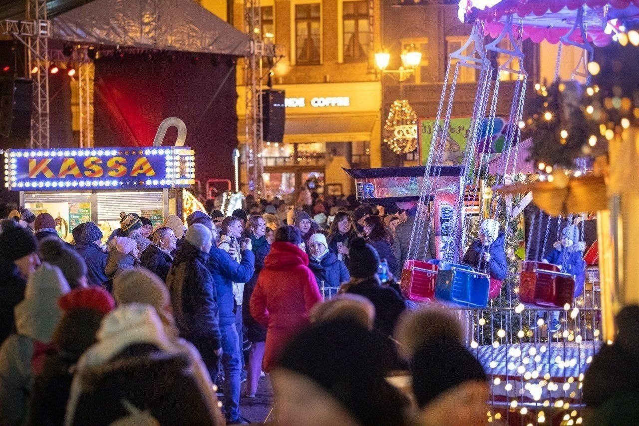 Tak wyglądał Jarmark Bożonarodzeniowy w Toruniu w roku minionym i poprzednim. Obecnie chętnych w całym kraju by na niego przyjechać w ramach wycieczki nie brakuje. Tym bardziej, że to zawsze wyjazdy połączone z dodatkowymi atrakcjami. Na takiej turystyce zarabia całe miasto: muzea, handel, gastronomia.