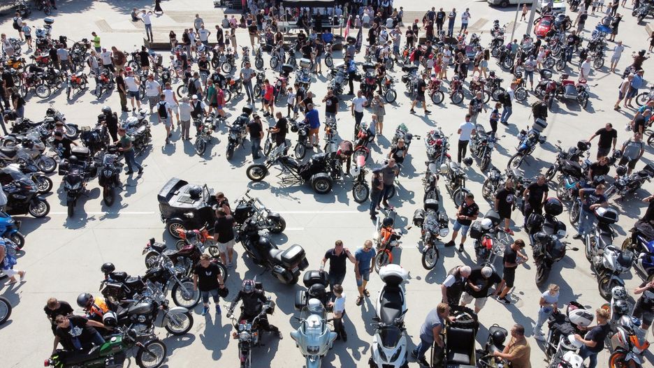 26.08.2023 SWIDNIK 15 ZLOT MOTOCYKLI WSK I INNYCH W SWIDNIKU  PRZEJAZD PARADA MOTOR WUESKA PLAC KONSTYTUCJI  NZ    FOT. LUKASZ KACZANOWSKI/POLSKA PRESS