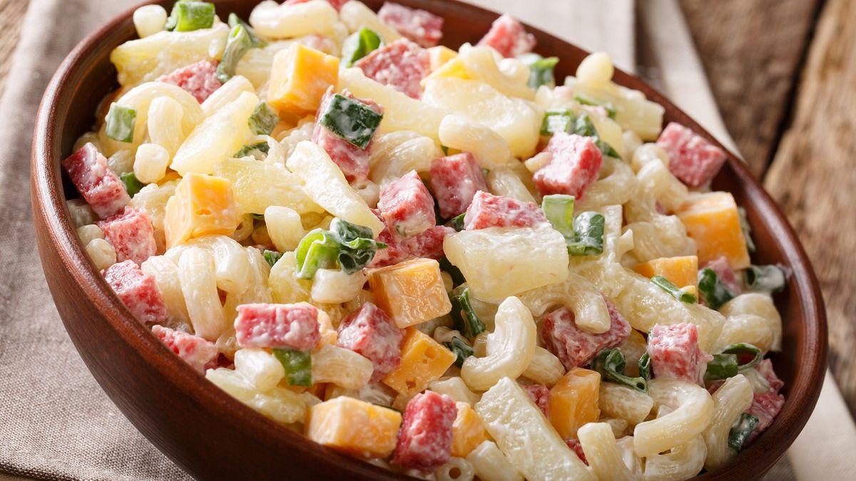 Sałątka z szynką i ananasem 