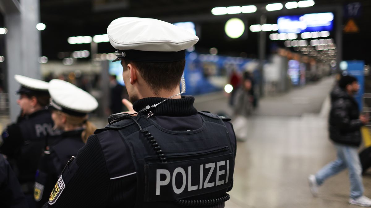 Interior Minister Dobrindt Visits Munich Railway Station As Police Enforce Knife BanMUNICH, GERMANY - NOVEMBER 14: Police officers patrol the station as German Interior Minister Alexander Dobrindt and Munich Federal Police Vice President Franz-Xaver Vogl visit Munich Hauptbahnhof main railway station during heightened security measures on November 14, 2025 in Munich, Germany. German police have increased their presence at large railway stations nationwide in order to enforce a ban on knives in rail travel. Germany has seen a growing number of incidences of stabbings over the last year, especially at railway stations and on trains. (Photo by Leonhard Simon/Getty Images)Leonhard Simon