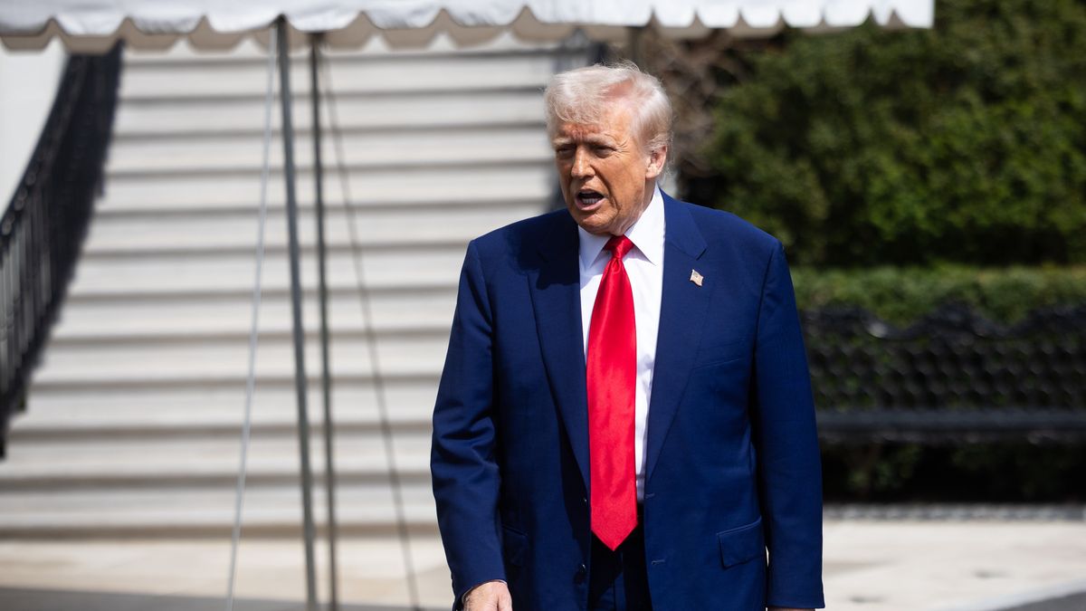 US President Donald Trump briefly speaks to reporters as he departs the White House, in Washington, DC, USA, 03 April 2025. EPA/FRANCIS CHUNG / POOL Dostawca: PAP/EPA.