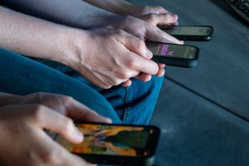 Zakazy social mediów dla nastolatków. Eksperci widzą problem