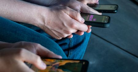 Zakazy social mediów dla nastolatków. Eksperci widzą problem