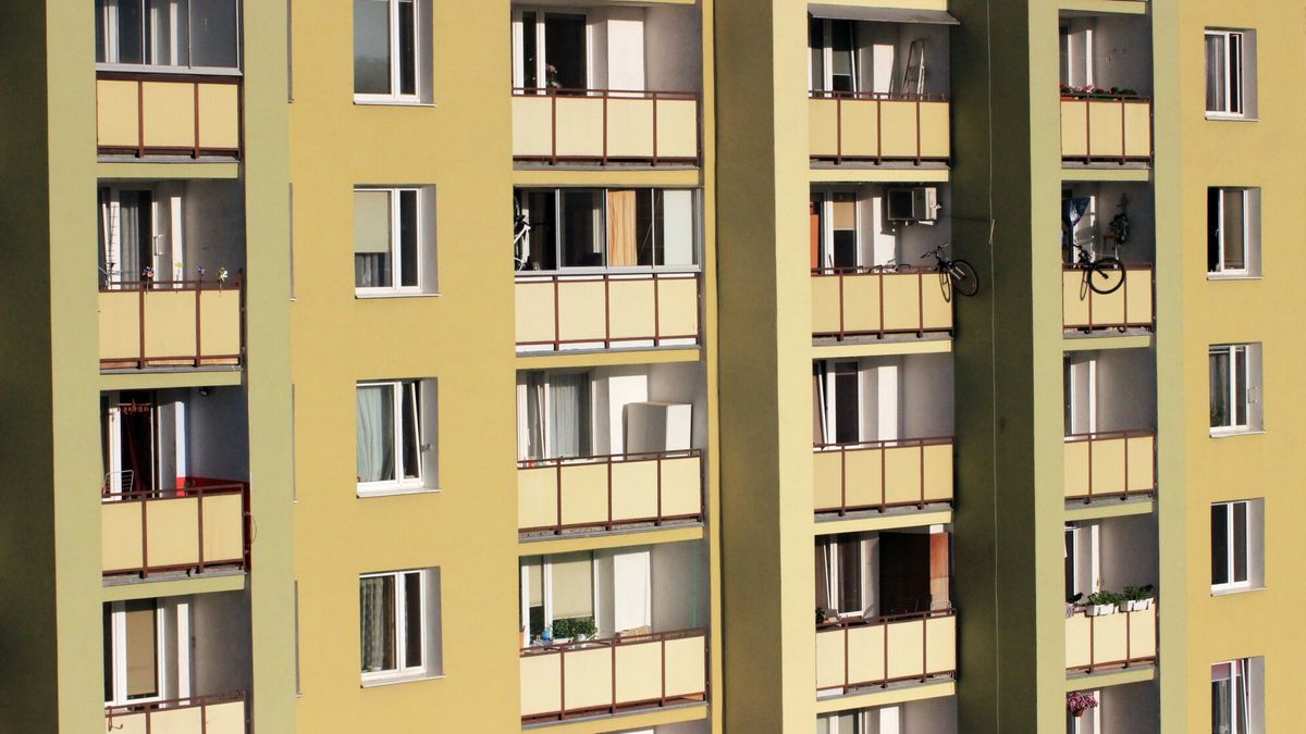 MaZa_Stock
Fot. Marek Zajdler / East News  Ocieplone i zmodernizowane bloki mieszkalne wybudowane w technologii ramy H na warszawskim osiedlu mieszkaniowym Ostrobramska, 20.05.2018.
Marek Zajdler