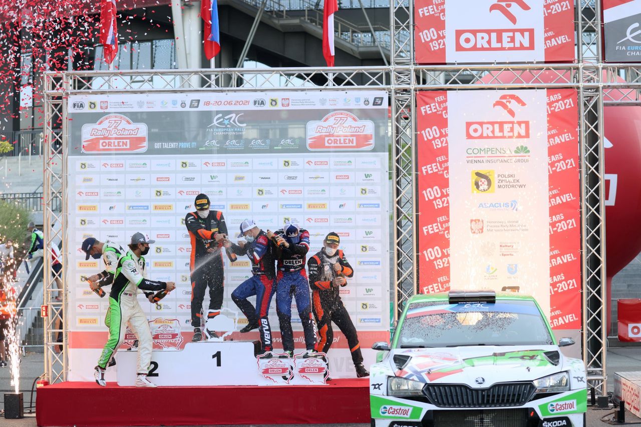 Warszawa. Podium wyścigu samochodowego - "ORLEN 77. Rajd Polski" 