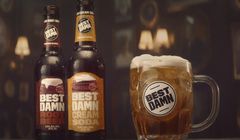 Beztroscy ludzie i mówiące obrazy w reklamach drinków Best Damn Cream Soda (wideo)