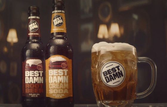 Beztroscy ludzie i mówiące obrazy w reklamach drinków Best Damn Cream Soda (wideo)