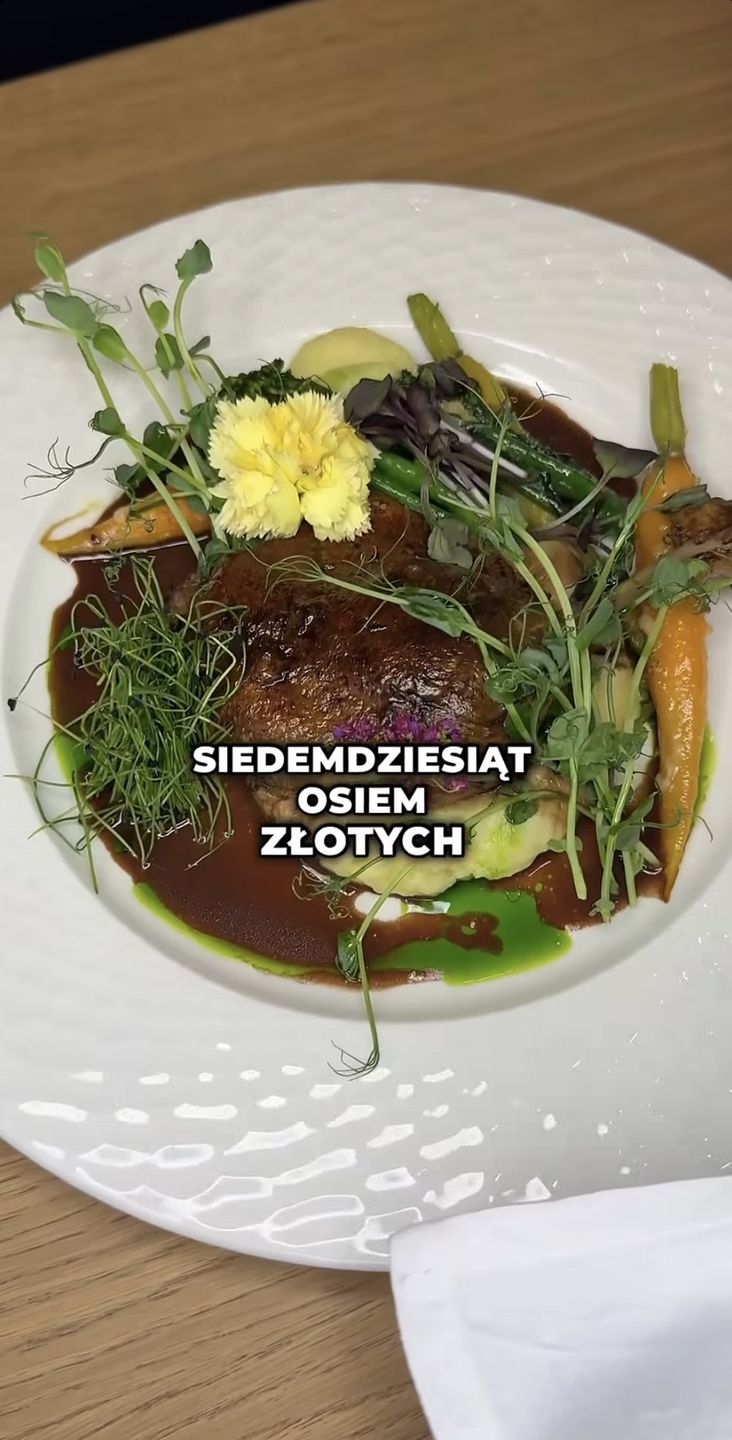 Influencer ocenia restaurację w hotelu 