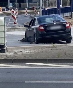 Wjechał autem na świeży beton. Interweniowali budowlańcy