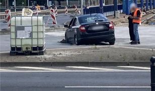 Wjechał autem na świeży beton. Interweniowali budowlańcy