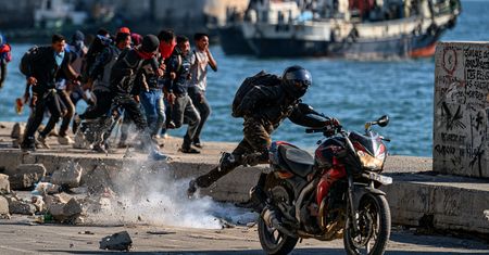 Chaos na granicy UE! Dziesiątki tysięcy migrantów wtargnęły do Hiszpanii. Są ofiary śmiertelne
