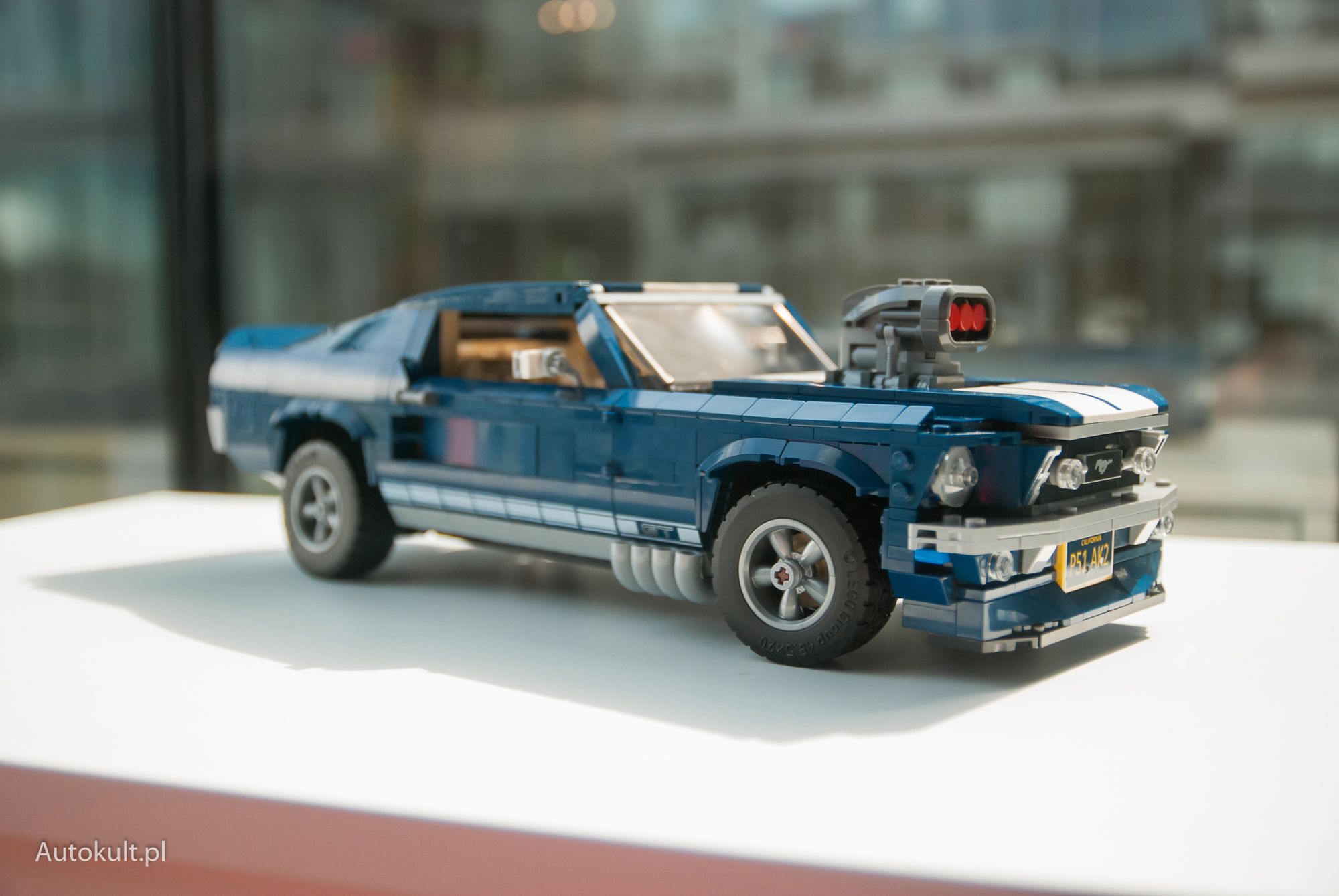 Ford z przednią dokładką, spoilerem i rurami wydechowymi