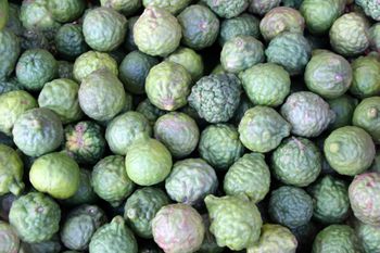 Działa jak statyny. Rozbija grudki tłuszczu, odtyka tętnice