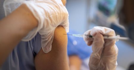 Francja. Kiedy koniec epidemii? Epidemiolog nie pozostawia złudzeń