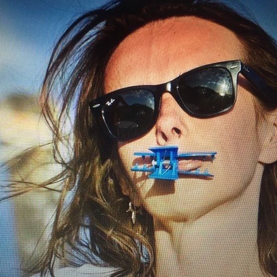 Kasia Kowalska pozuje z klamrą na ustach