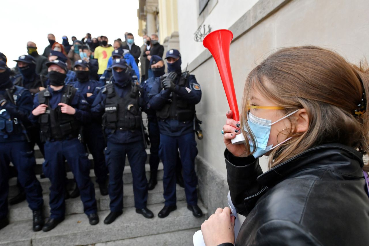 Strajk kobiet. Poniedziałkowy protest w Warszawie (NA ŻYWO)