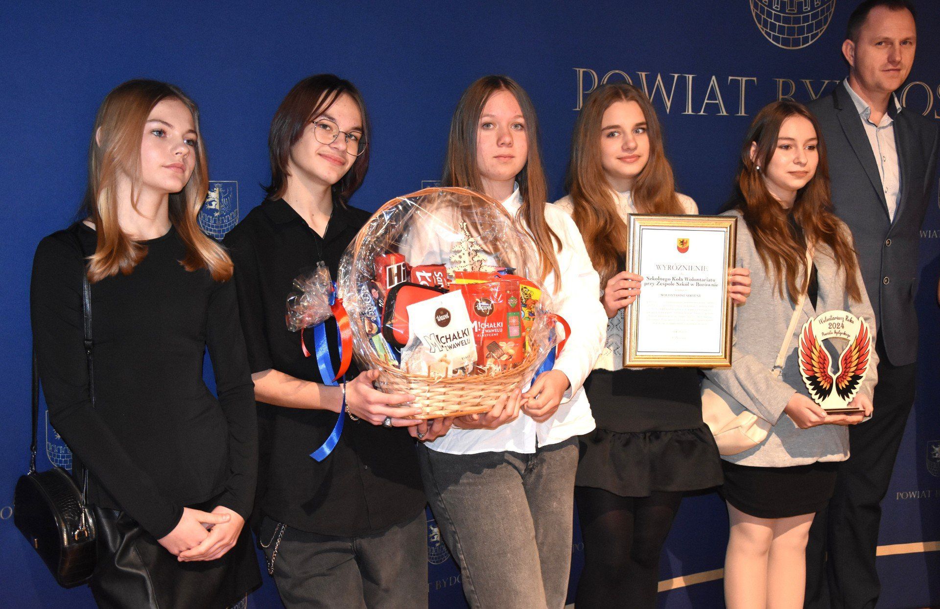 Szkolne Koło Wolontariatu przy Zespole Szkół w Borównie angażuje się w zbiórki dla ośrodka pomocy w Pruszczu Pomorskim oraz działania &#34;Szlachetnej Paczki&#34;. Uczniowie z Borówna otrzymali w Solcu wyróżnienie