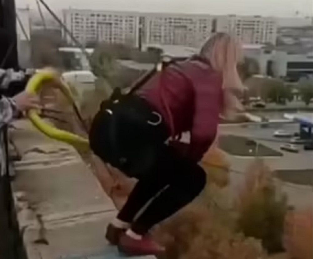 Караганда тарзанка. Девочка прыгнула с крыши. Разбился прыгнув с тарзанки.