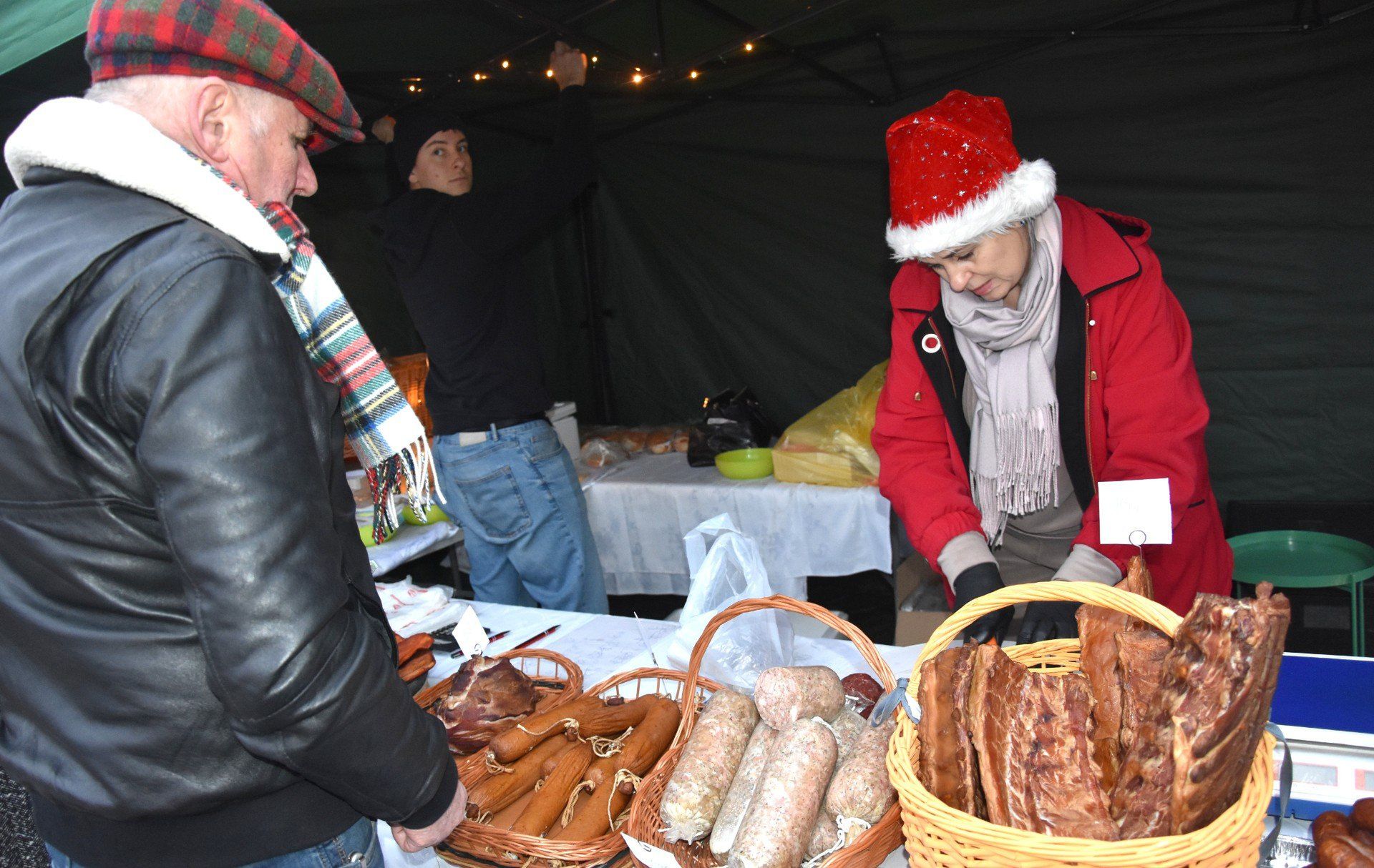 Oferta handlowa na Rodzinnym Jarmarku Świątecznym w Solcu Kujawskim była bardzo różnorodna. Nie zabrakło m. in. swojskich wędlin, które przywieźli do Solca mieszkańcy pow. żnińskiego