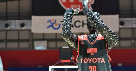 Zobacz jak robot Toyoty rzuca za 3 punkty