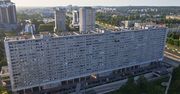 Windy zatrzymują się co trzy piętra. Superjednostka to osiedle w jednym bloku