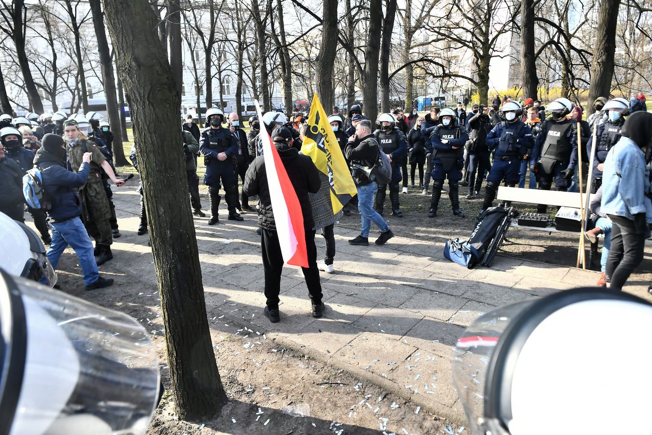 Warszawa. Protesty w rejonie pl. Piłsudskiego. Policja zatrzymała co najmniej 6 osób