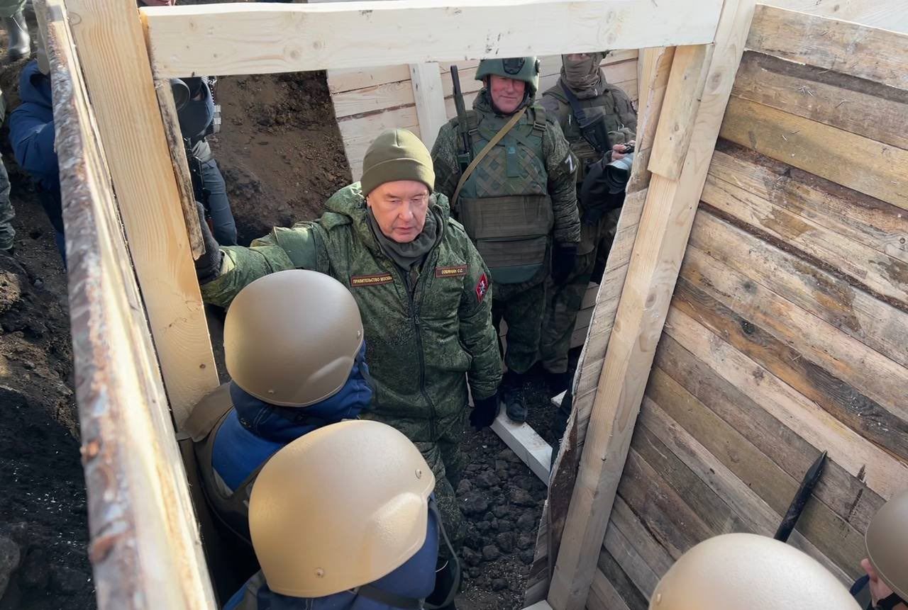 Nazywają go "następcą Putina". Sobianin odwiedził najeźdźców w Donbasie