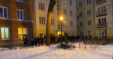 Wielka kolejka za pączkami w trzaskającym mrozie. Rozmawiamy z klientami