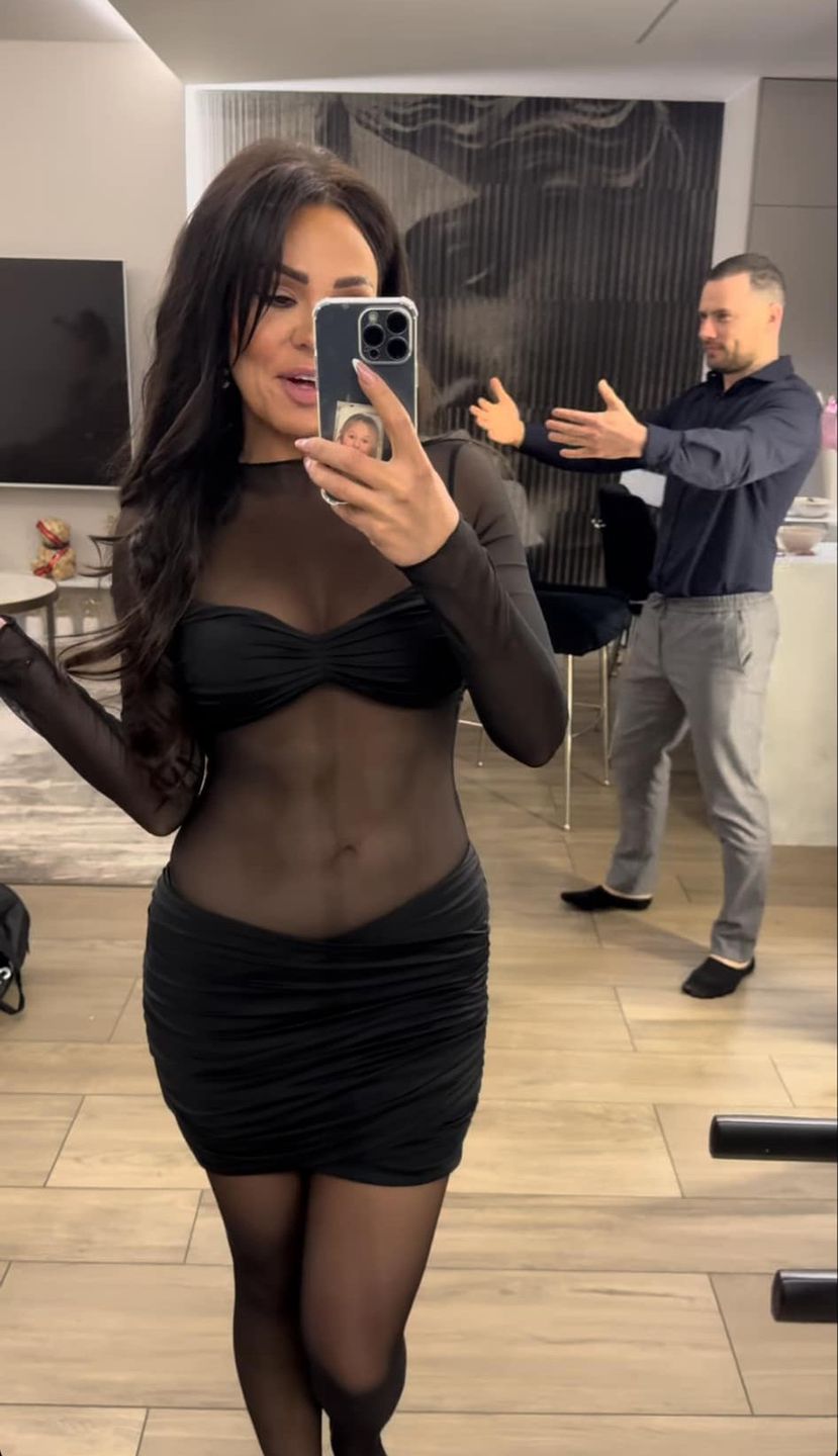 Sylwia Bomba odsłania sylwetkę w prześwitującej mini