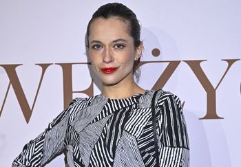 Czerwone kozaki i geometryczna sukienka. Hamkało na premierze