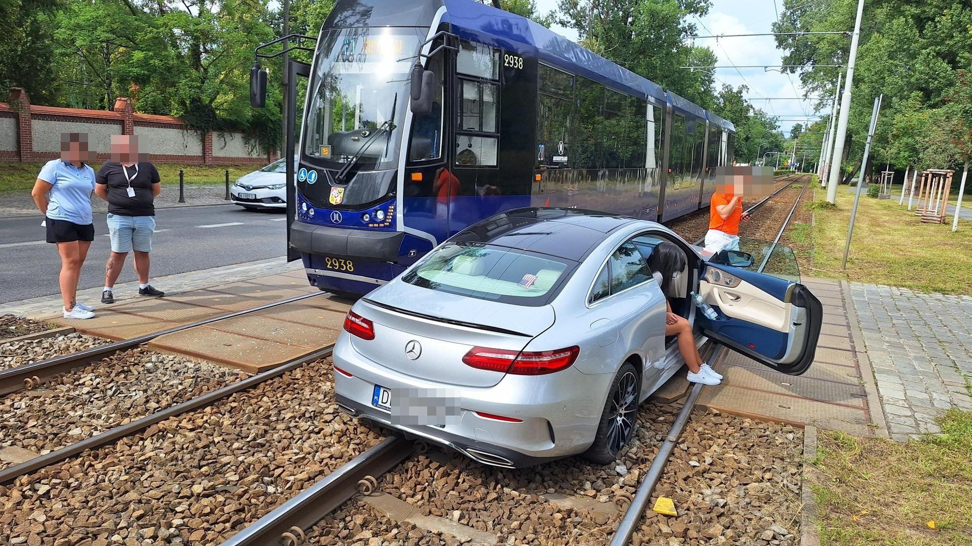 Wypadek tramwaju i osobówki we Wrocławiu