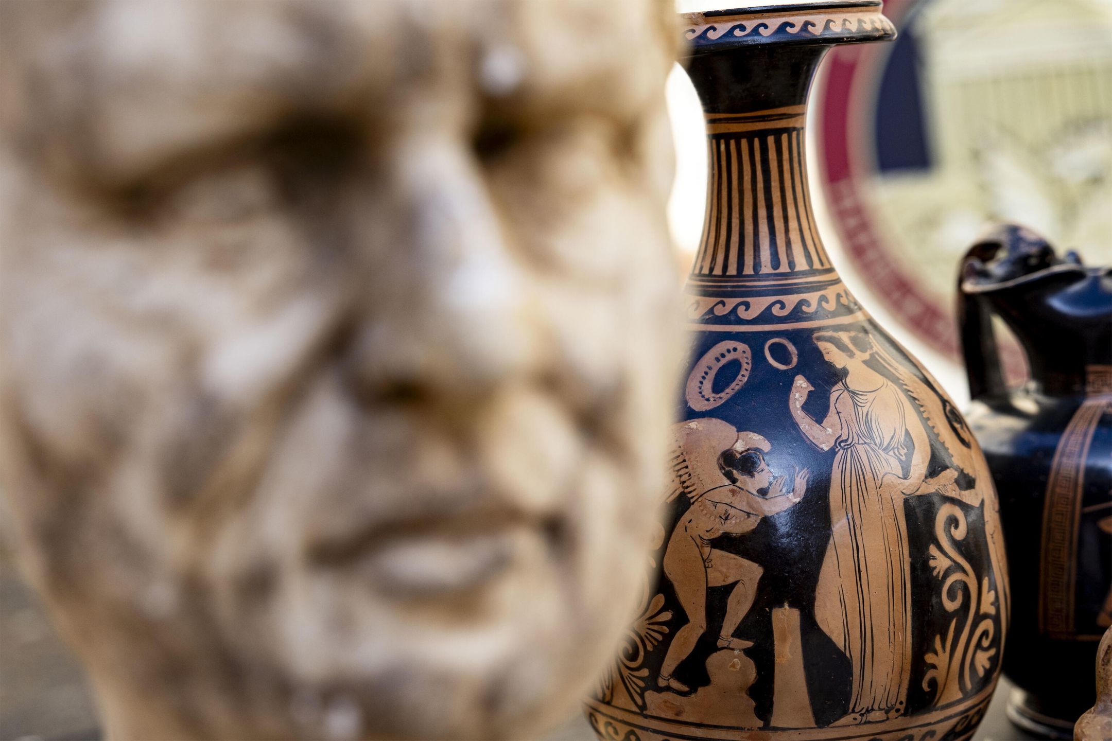 Italy recovers 337 stolen artifacts from the USepa12922321 Artwork repatriated from the United States is presented at the headquarters of the Carabinieri Command for the Protection of Cultural Heritage in Rome, Italy, 29 April 2026. The ceremony marked the return of 337 objects, primarily archaeological finds from the Roman era, but also significant pieces from the Byzantine and Magna Graecia periods. The collection includes various works of art and archive materials that were largely the result of clandestine excavations or were stolen from Italian institutions and private collections before being trafficked to the US.  EPA/MASSIMO PERCOSSI Dostawca: PAP/EPA.MASSIMO PERCOSSIItaly-US relations, Italy-United States relations, artwork, repatriation, Roman era, Byzantine, Magna Graecia, artefact