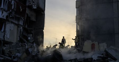 Służby wciąż pracują po ataku Rosjan. Rośnie bilans ofiar w Kijowie