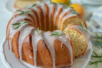 Cukiernicy ostrzegają przed tym błędem. Babka opadnie i będzie zakalcowata w środku