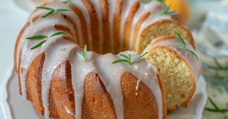 Cukiernicy ostrzegają przed tym błędem. Babka opadnie i będzie zakalcowata w środku