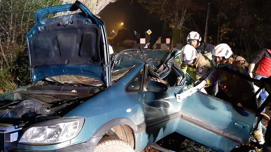 Świątniki Górne. Auto wjechało w drzewo. Cztery osoby ranne