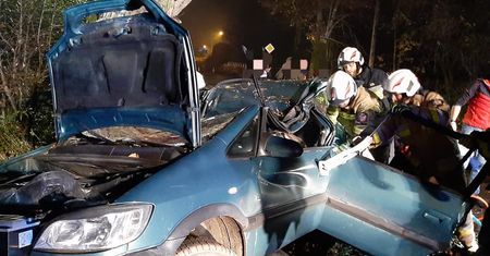 Świątniki Górne. Auto wjechało w drzewo. Cztery osoby ranne