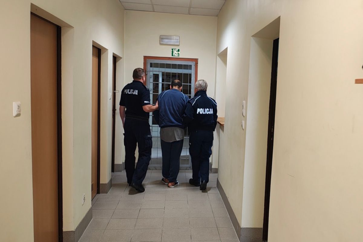 Chciał dotrzeć do Paryża, a znalazł się w policyjnej celi 