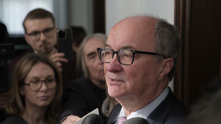 Warszawa, 01.03.2024. Współprzewodniczący Nowej Lewicy, wicemarszałek Sejmu Włodzimierz Czarzasty (P) po zakończeniu rozmów premiera Donalda Tuska z liderami rządzącej koalicji, 1 bm. w Sejmie w Warszawie. Rozmowy miały dotyczyć m.in. embarga na żywność z Rosji i Białorusi. (jm) PAP/Mateusz Marek