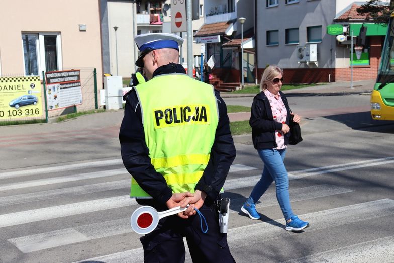 Sypią się mandaty dla pieszych. Nagminnie patrzą w telefon, zamiast się rozejrzeć