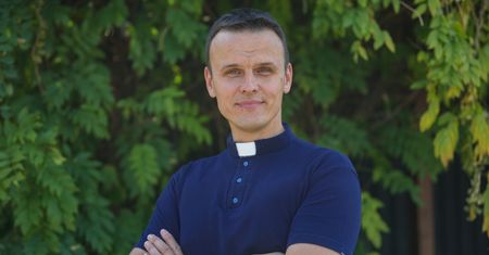 Ks. Rafał poszedł do pracy. Od 5:30 sprząta toalety