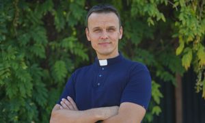 Ks. Rafał poszedł do pracy. Od 5:30 sprząta toalety