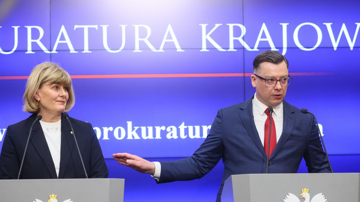 Warszawa, 11.02.2025. Rzecznik prasowa Prokuratora Generalnego Anna Adamiak (L) i rzecznik Prokuratury Krajowej Przemysław Nowak (P) podczas briefingu prasowego w siedzibie Prokuratury przy ulicy Postępu w Warszawie, 11 bm. Prokurator Generalny Adam Bodnar w dniu 10 bm. zawiesił w czynnościach na okres 6 miesięcy ZPG Michała Ostrowskiego. (ad) PAP/Leszek Szymański