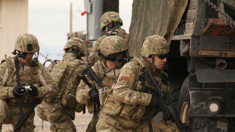 Żołnierze US Army podczas testów systemu Future Warrior w mundurach w kamuflażu MultiCam