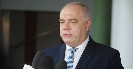 Zamykanie gospodarki? "Działamy punktowo", mówi Jacek Sasin
