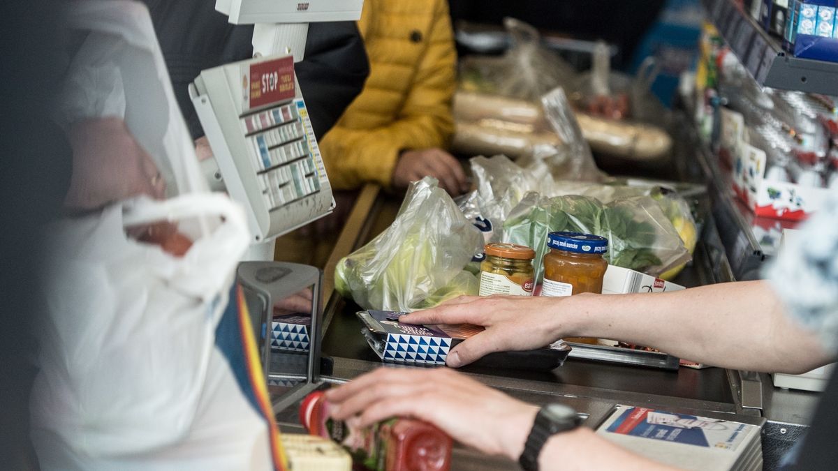 strajk w�oski
Grzegorz Micha�owski
handel, kasa, kolejka, praca na kasie, pracownicy, pracownik, protest, przeciw, sieci handlowych, sie� handlowa, sklep, sklepy, sprzeciw, strajk, strajk w�oski, warunki pracy, kasjerka, kasjerzy