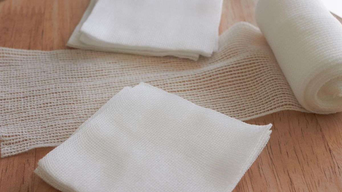 Aquacel Ag to opatrunek, który wymaga zabezpieczenia bandażem lub gazą.