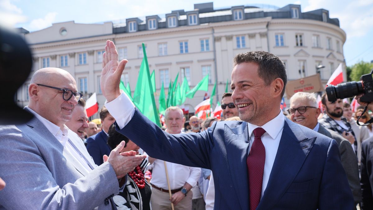 Kandydaci  w tłumie zwolenników