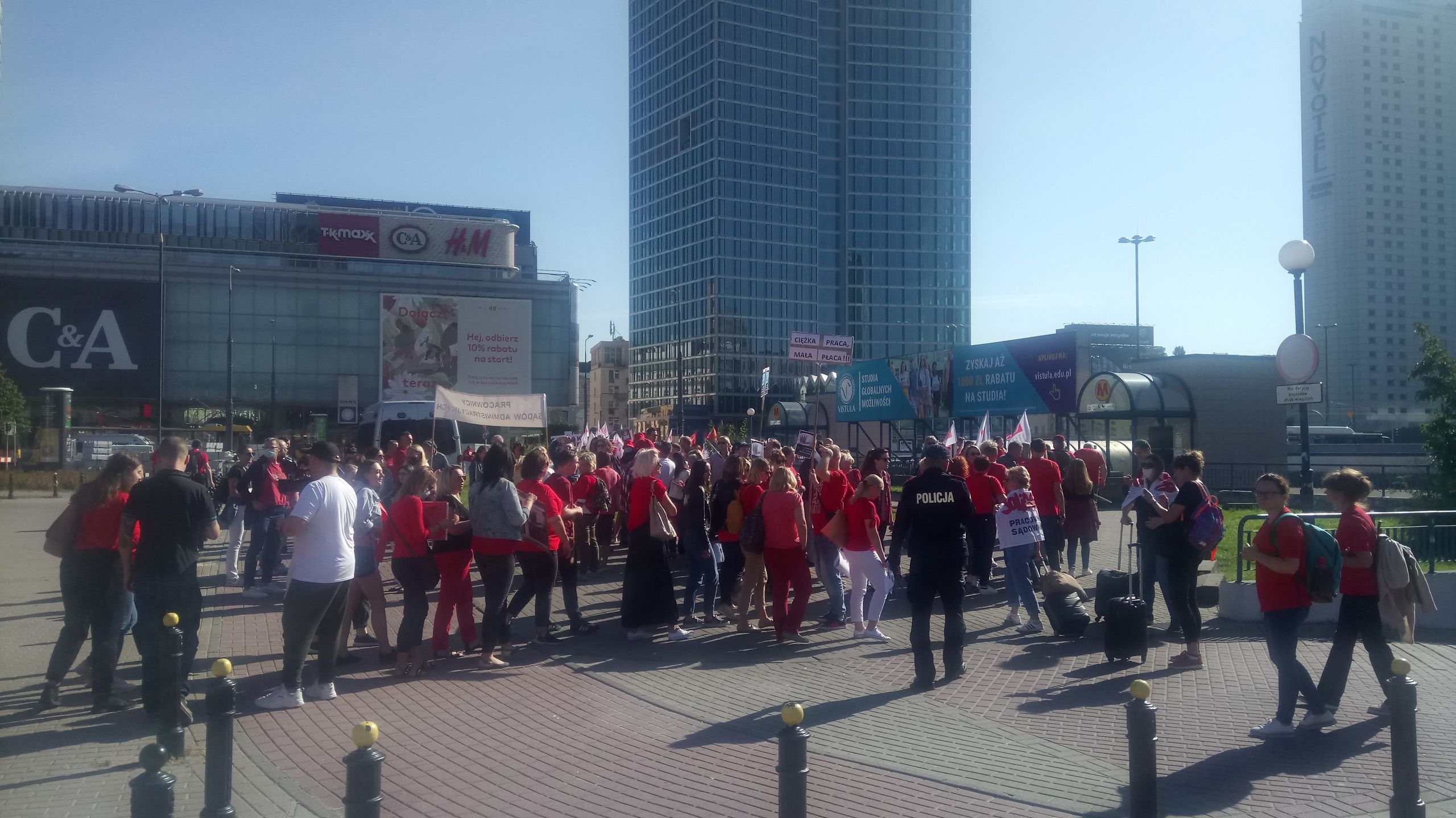 Warszawa. Demonstranci przemieszczają się ulicami stolicy