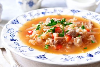 Zamiast zwijać stertę gołąbków, robię przepyszną zupę. Smak ten sam, a mniej pracy